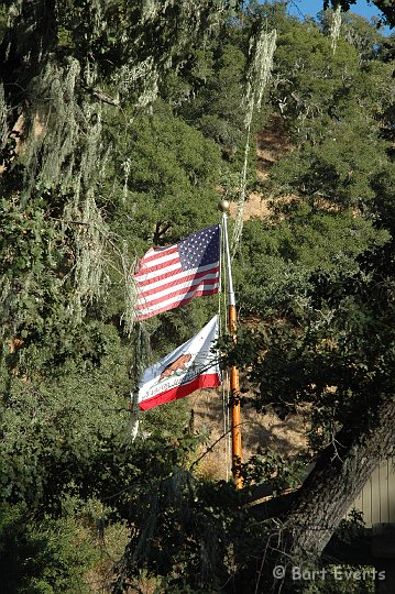 DSC_1832.JPG - US and Californian flag